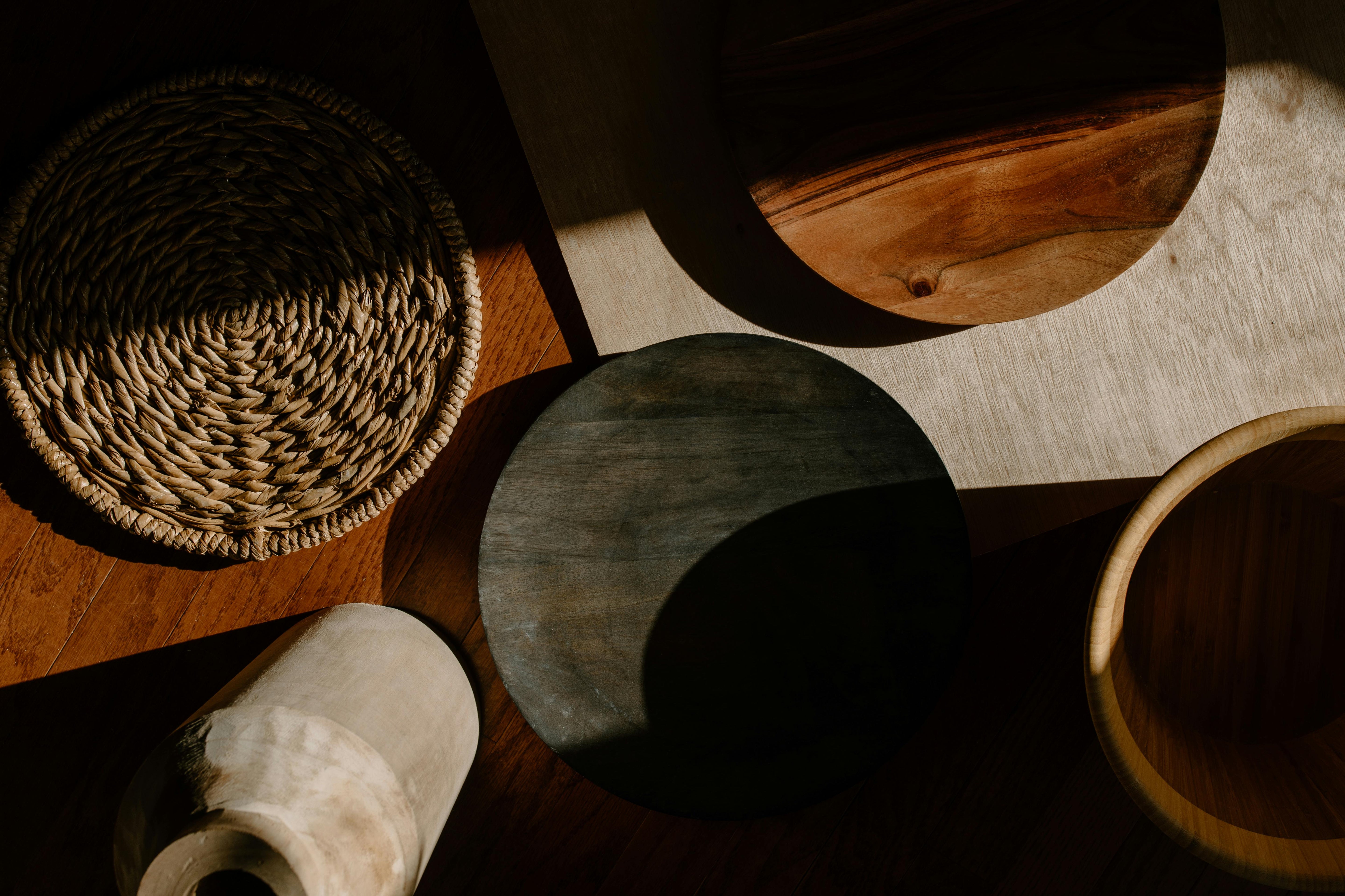 Japandi interieur met kamerplant in matte pot op houten vloer