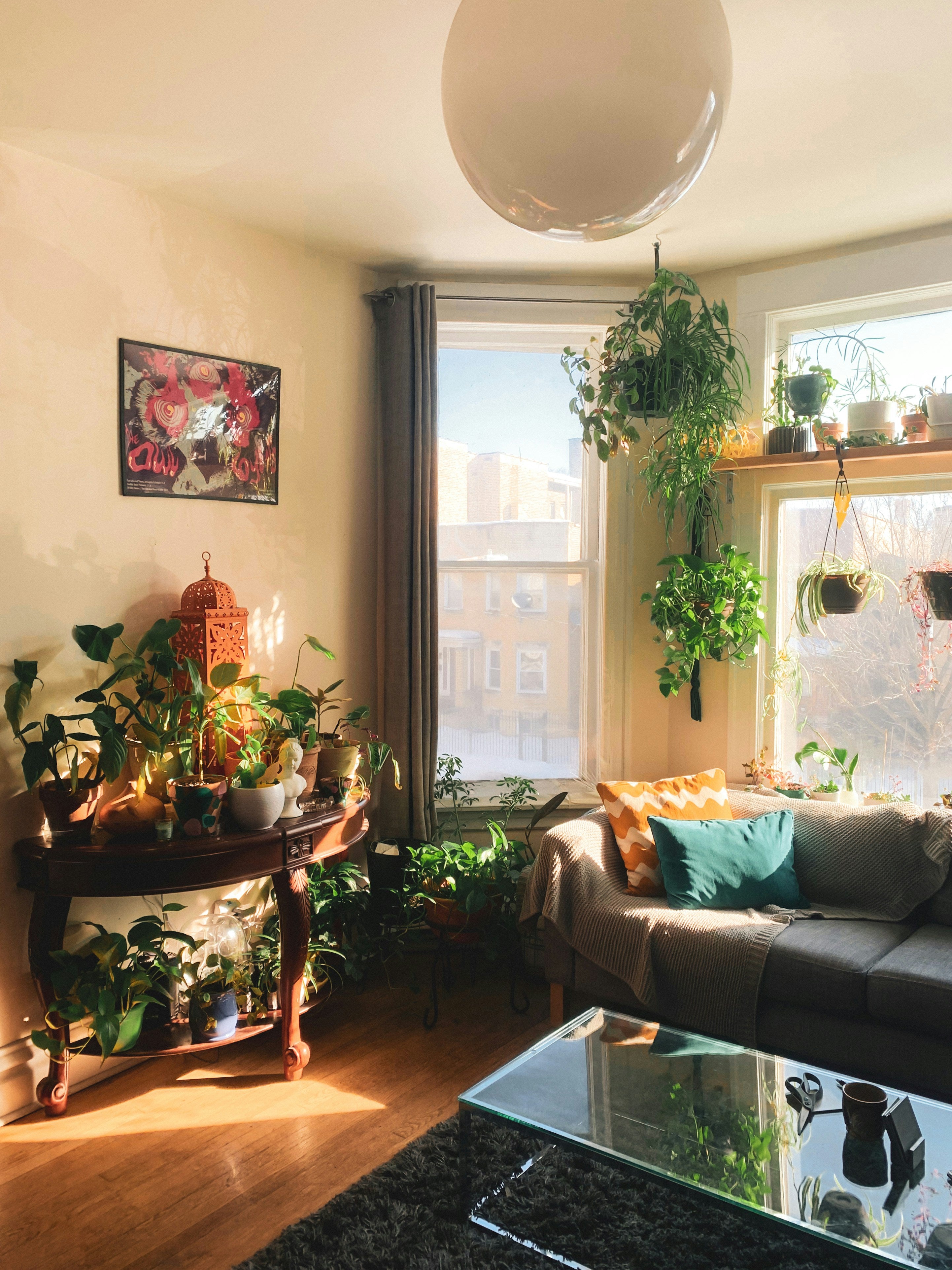 Urban jungle interieur met grote tropische kamerplanten en stone potten