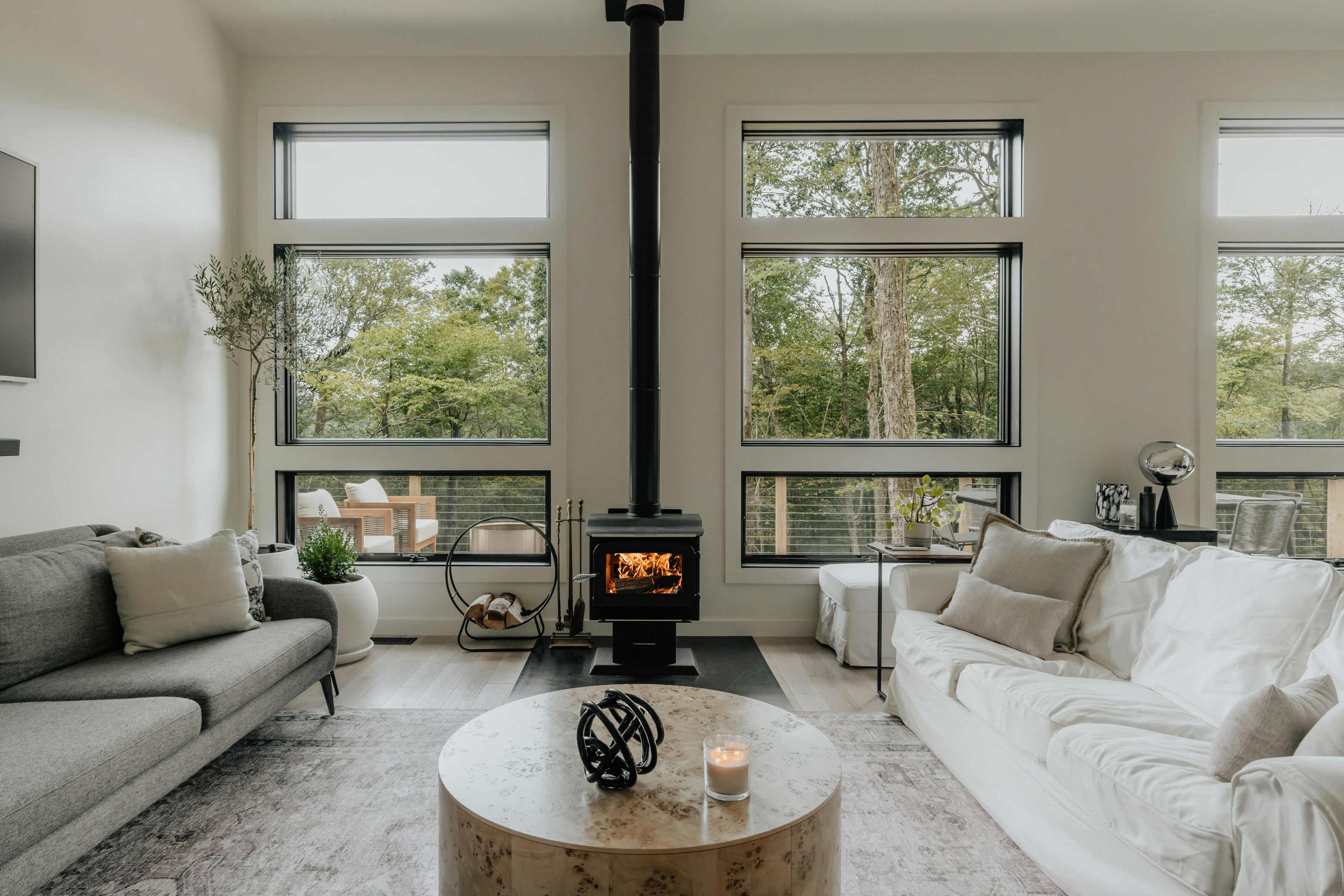 Scandinavisch interieur met luchtige kamerplant in kalkwitte pot