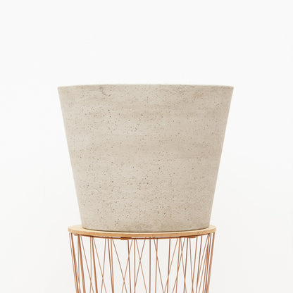 Sage Bucket Beige Washed pot in landelijk interieur